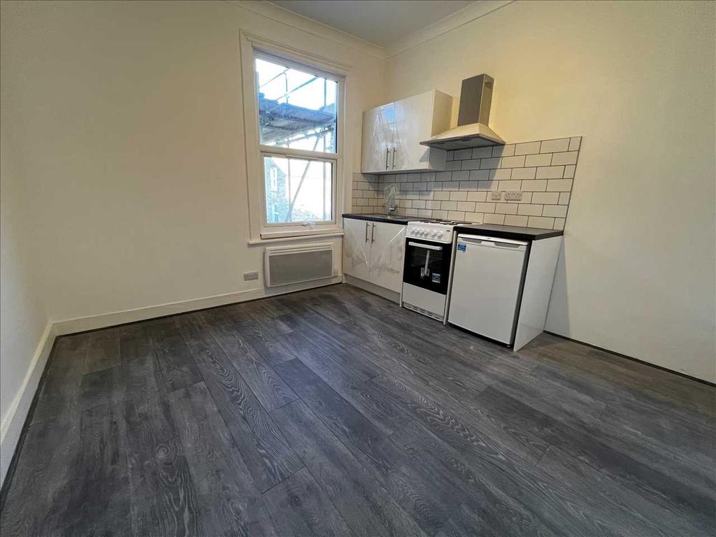 Putney Bridge Road, Flat 5, London Studio £875 pcm (£202 pw)