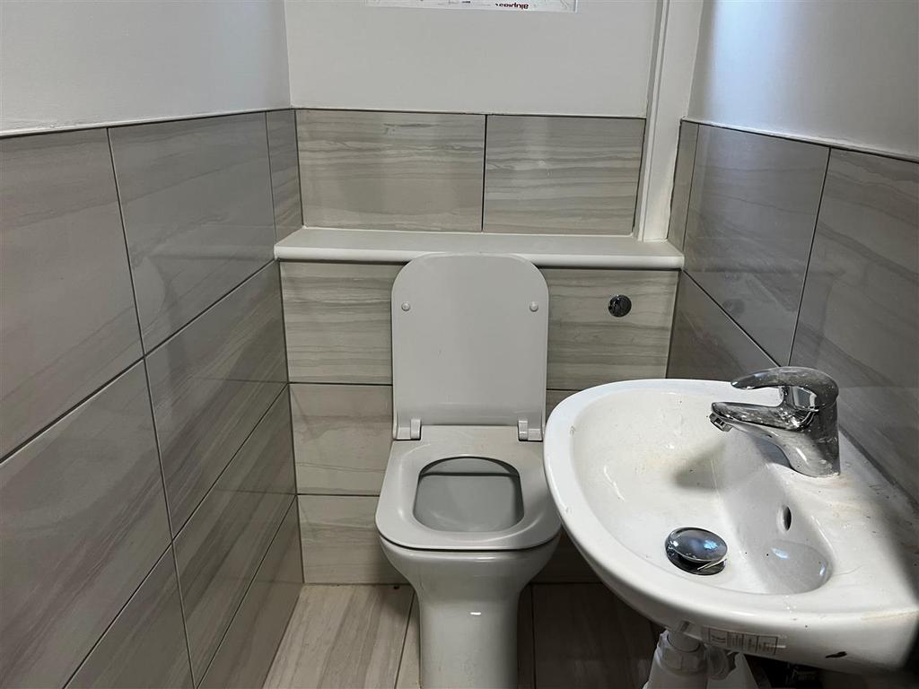 Putney Bridge Road, Flat 1, London Studio £1,050 pcm (£242 pw)