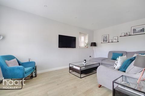 8 Alfred Gardens, Rochford, SS4 1JX