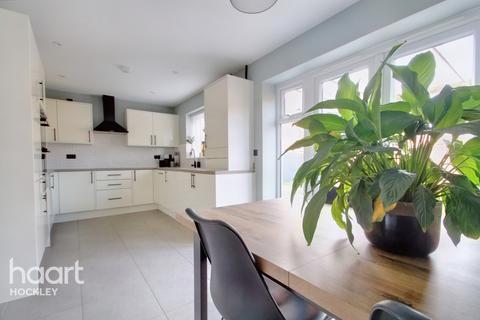 8 Alfred Gardens, Rochford, SS4 1JX
