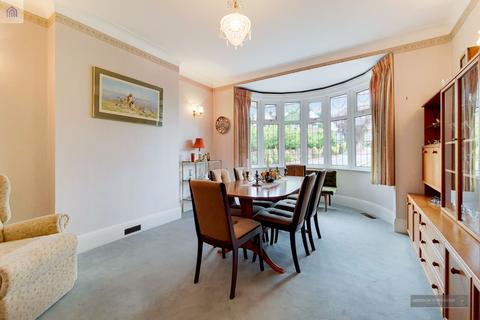 21 Eversley Crescent, London, N21 1EL