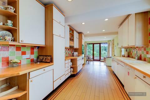 21 Eversley Crescent, London, N21 1EL