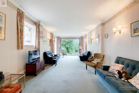 21 Eversley Crescent, London, N21 1EL