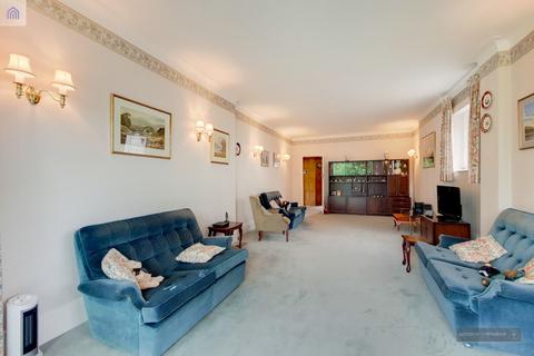 21 Eversley Crescent, London, N21 1EL