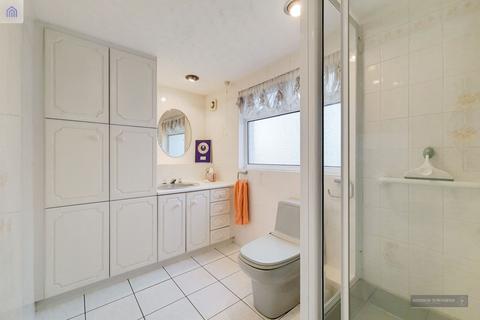 21 Eversley Crescent, London, N21 1EL