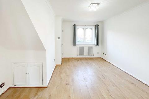 2 bedroom terraced house to rent, Cotswold Way, Worcester Park