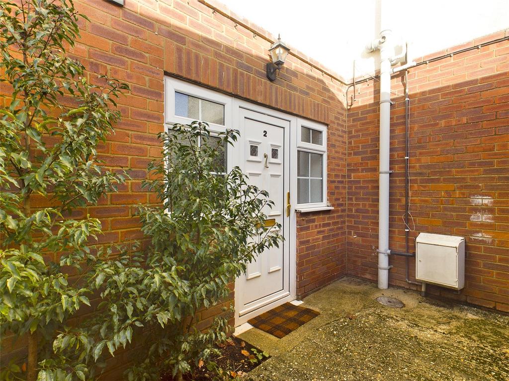 Reading Road, Burghfield Common... 2 bed apartment £200,000