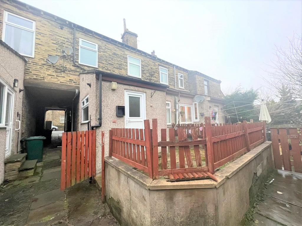 Cottingley Road, Allerton, Bradford... 2 bed terraced house £625 pcm (£144 pw)