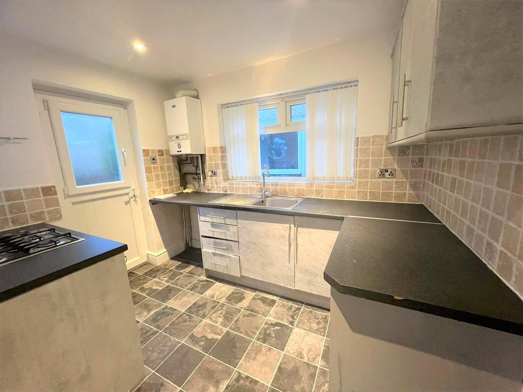 Cottingley Road, Allerton, Bradford... 2 bed terraced house £625 pcm (£144 pw)