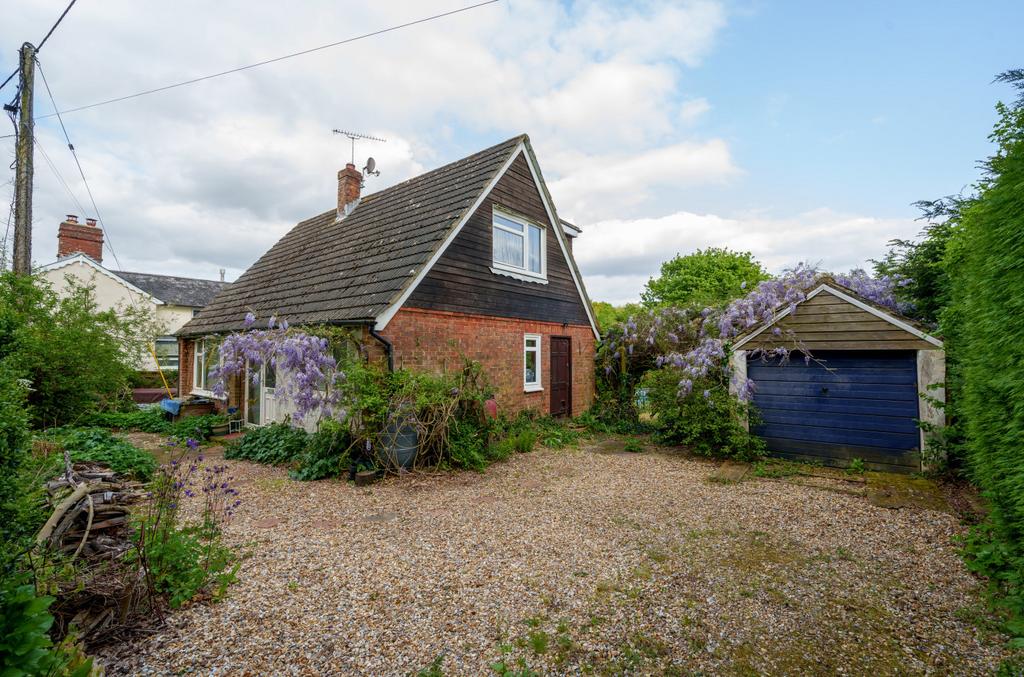 Newtown Road, Awbridge, Romsey, SO51 3 bed bungalow for sale £500,000