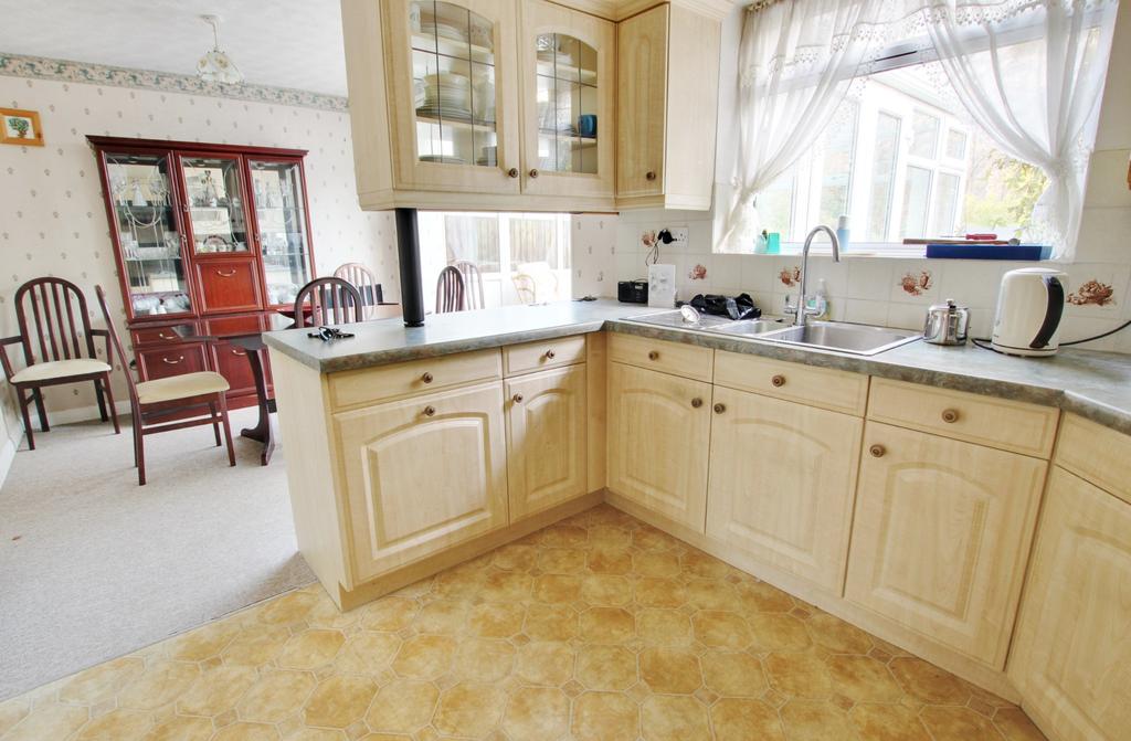Rosebery Avenue, Hythe 3 bed semidetached house £310,000