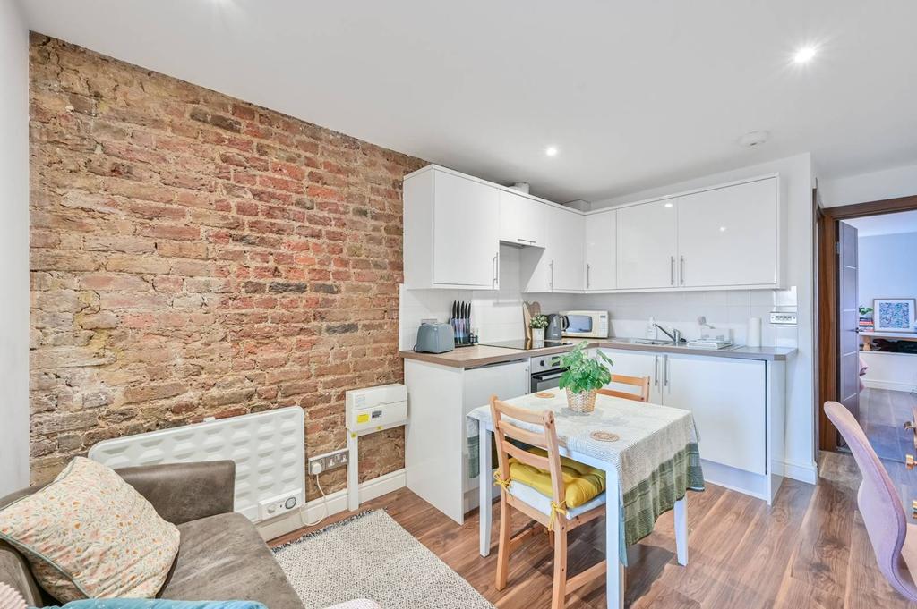 Munster Road, Munster Village, London, SW6 1 bed flat for sale £299,000