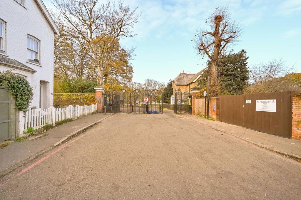Robin Hood Way, Kingston Vale, London, SW15 1 bed flat for sale £325,000