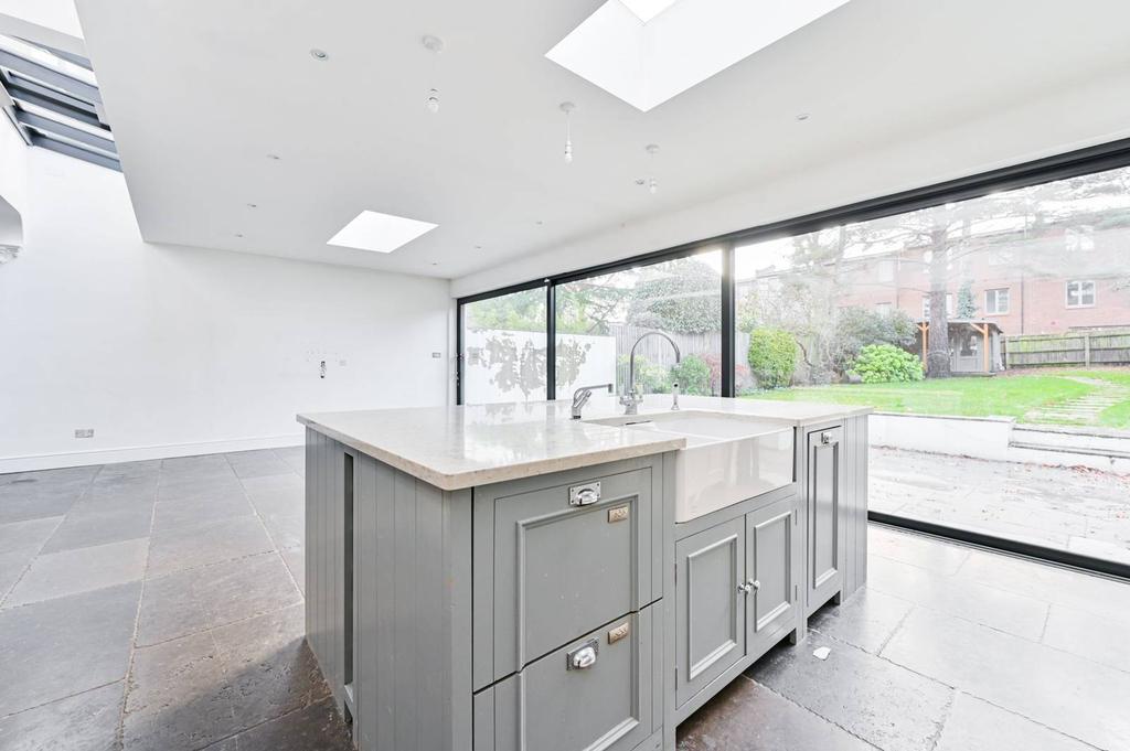 Love Lane, Pinner, HA5 5 bed semidetached house to rent £8,645 pcm