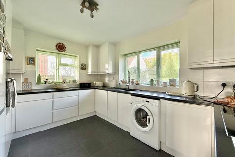2 bedroom apartment for sale, Chatsworth Gardens, Meads, Eastbourne, BN20