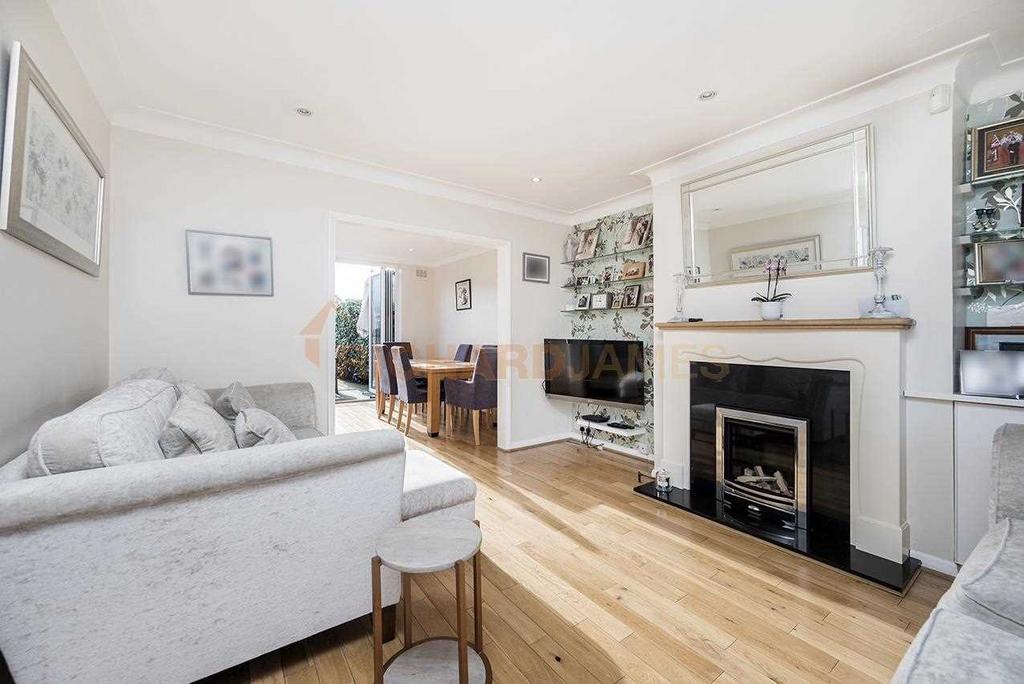 The Reddings, Mill Hill 4 bed semidetached house £1,000,000