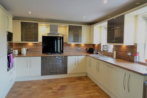 5 bedroom townhouse to rent, Brook Crescent, Wakefield