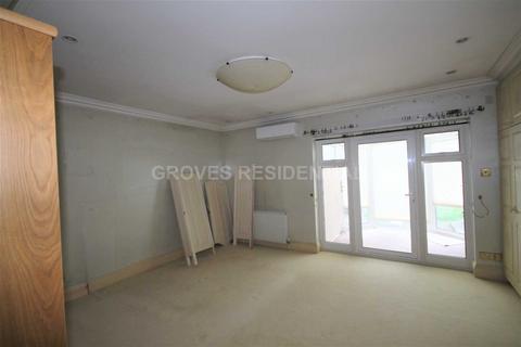 10 The Glebe, Worcester Park, KT4 7PF