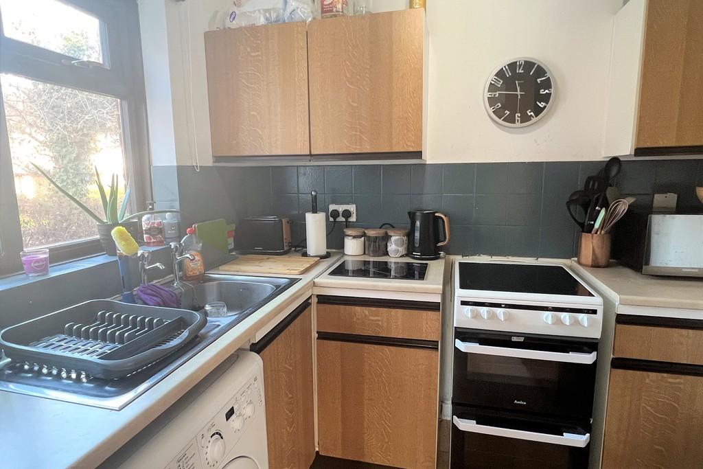 New Milton, Dorset 1 bed end of terrace house £795 pcm (£183 pw)