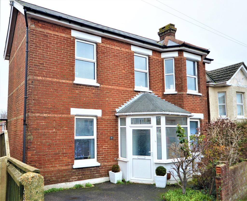 Kemp Road, Winton 3 bed detached house £1,500 pcm (£346 pw)