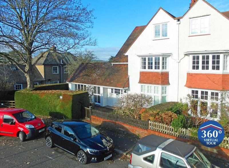A fabulous 5 bedroom house in Velwell Road 5 bed semidetached house