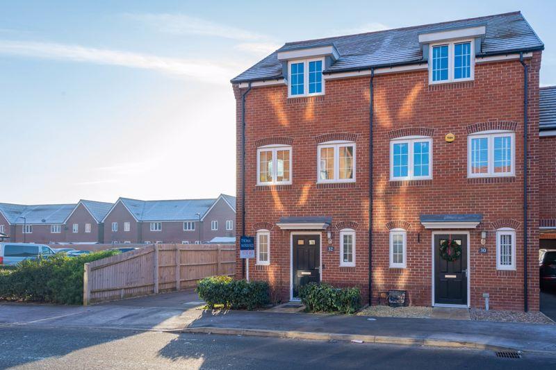 Diamond Drive, Didcot 3 bed semidetached house £365,000