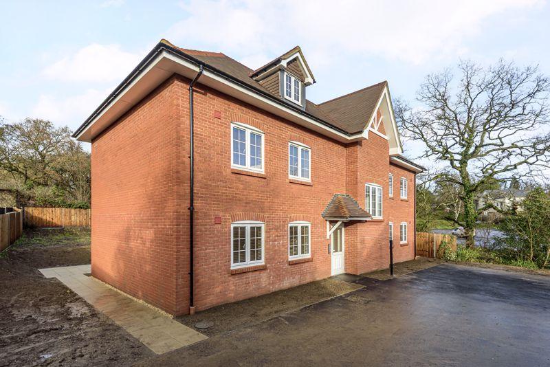 Wey Hill, Haslemere 1 bed apartment £950 pcm (£219 pw)