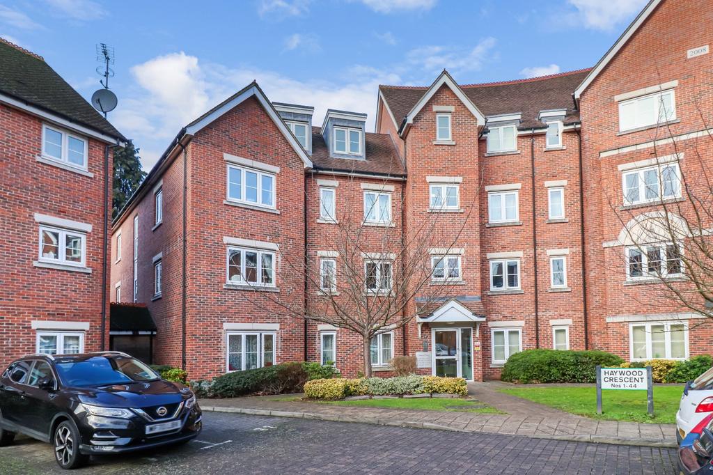 Haywood Crescent, Lockhart Road... 2 bed flat £1,595 pcm (£368 pw)