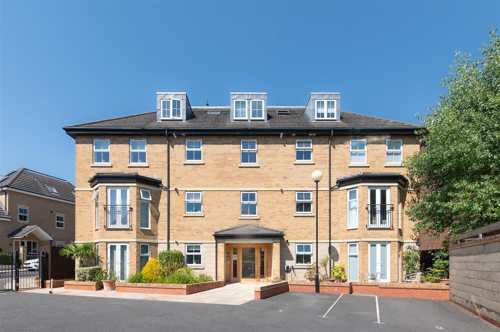 Holders Hill Gardens, Hendon 3 bed flat £2,495 pcm (£576 pw)