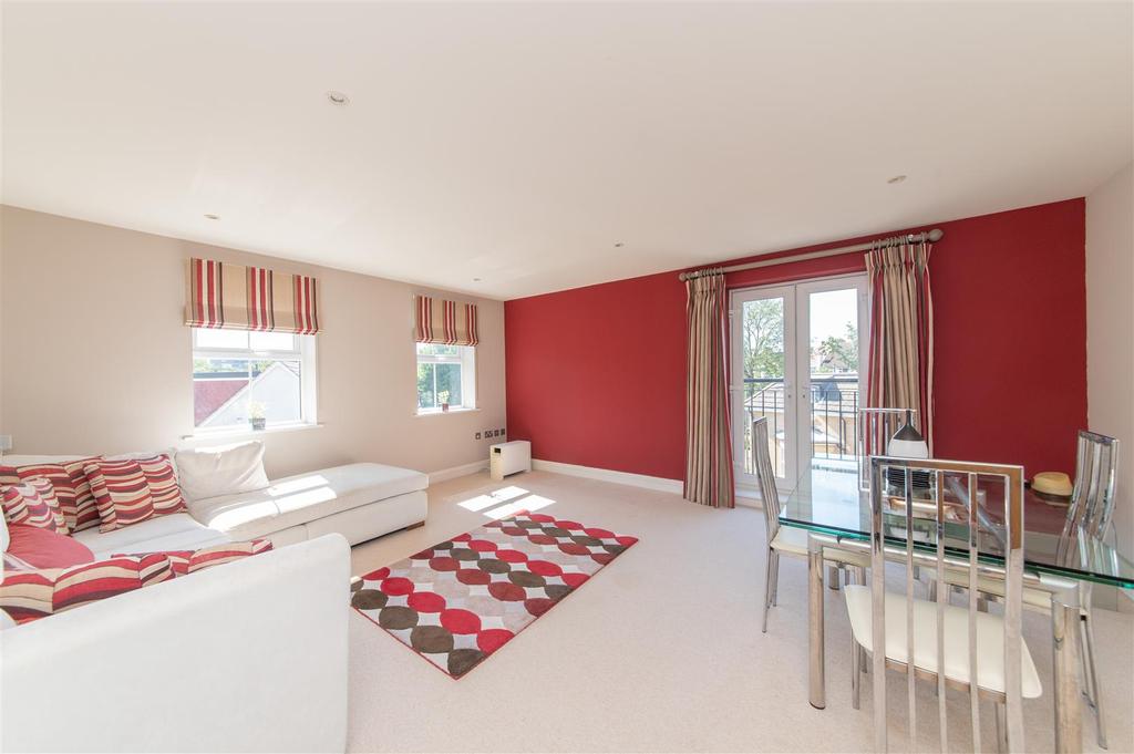 Holders Hill Gardens, Hendon 3 bed flat £2,495 pcm (£576 pw)