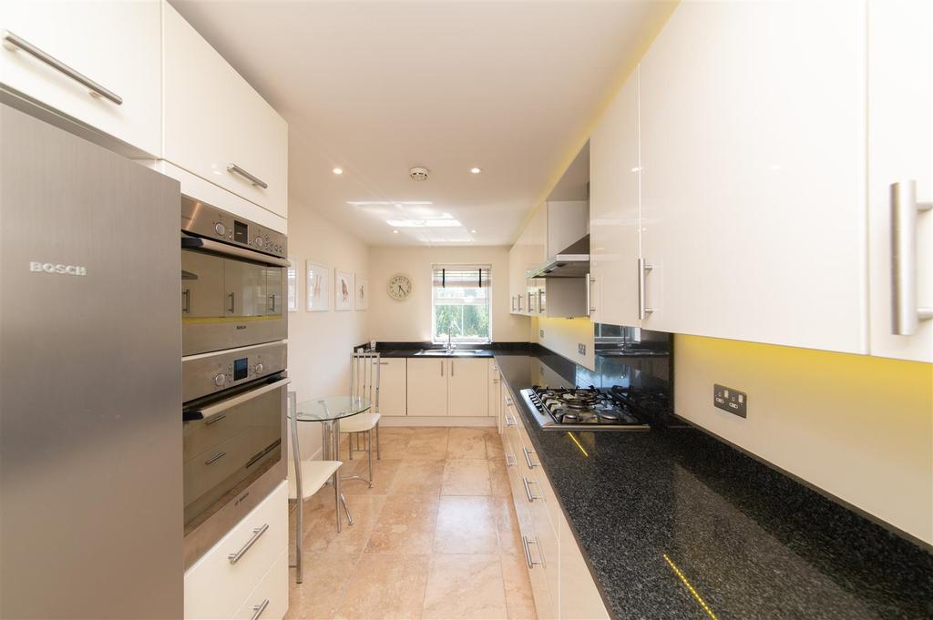 Holders Hill Gardens, Hendon 3 bed flat £2,495 pcm (£576 pw)
