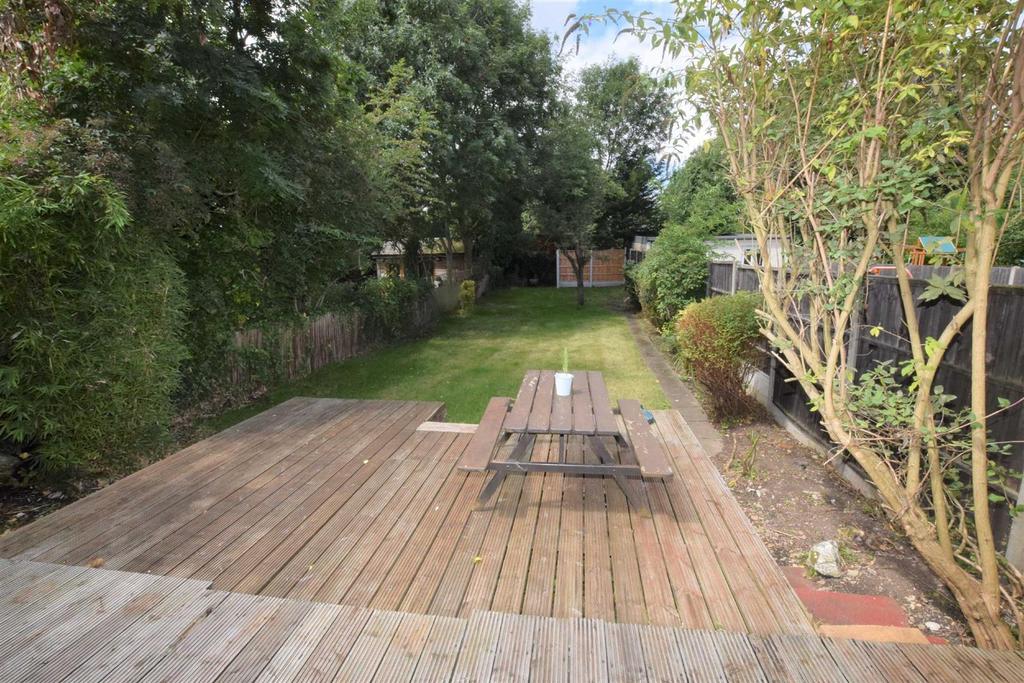 Maxwelton Avenue, Mill Hill 3 bed semidetached house £2,000 pcm (£462 pw)