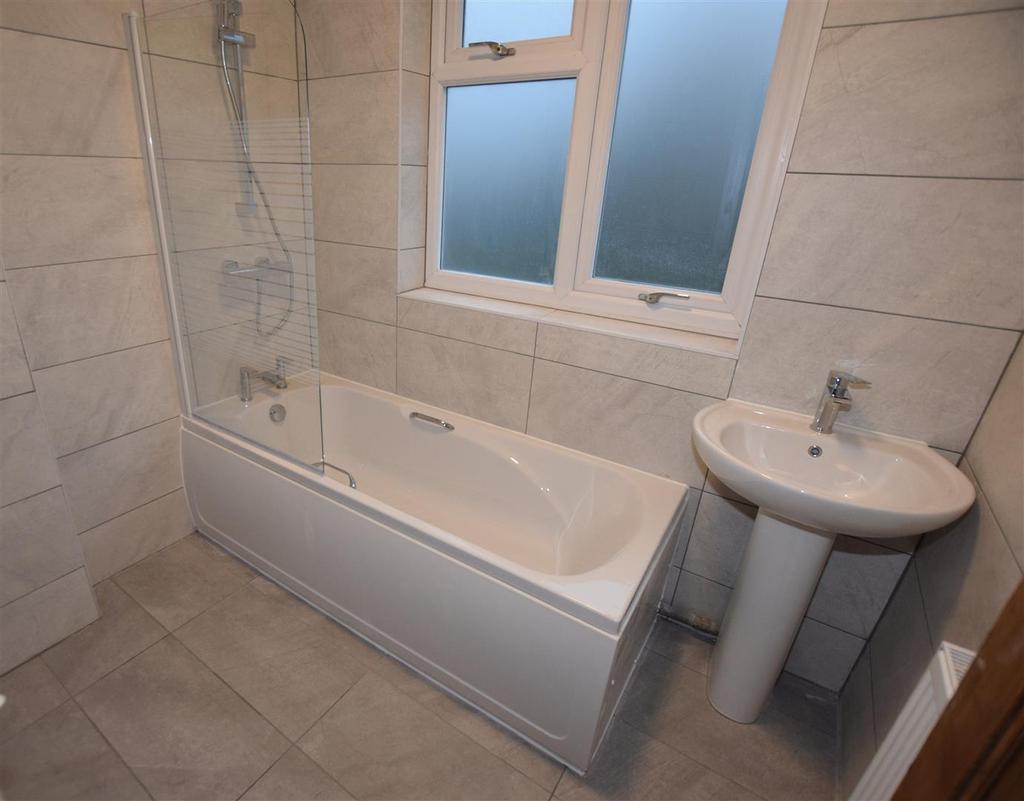 Maxwelton Avenue, Mill Hill 3 bed semidetached house £2,000 pcm (£462 pw)