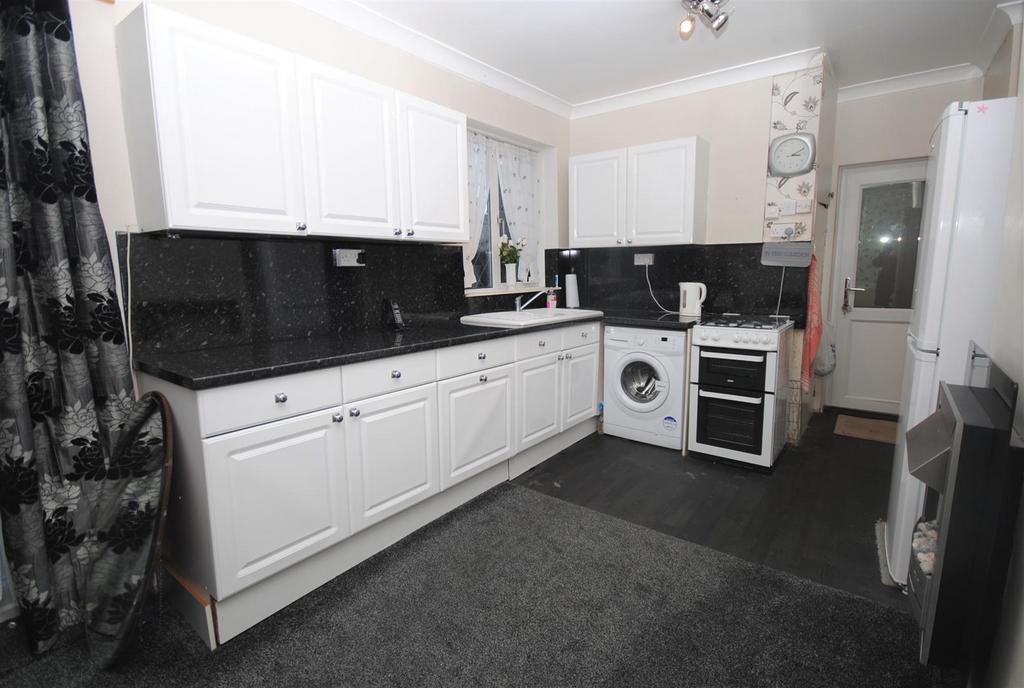 Birch Grove, Kippax, Leeds 3 bed semidetached house for sale £199,995