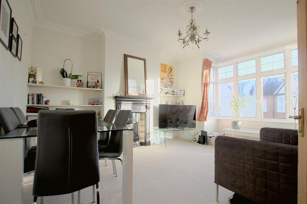Cowper Road, Hanwell 1 bed flat £1,300 pcm (£300 pw)