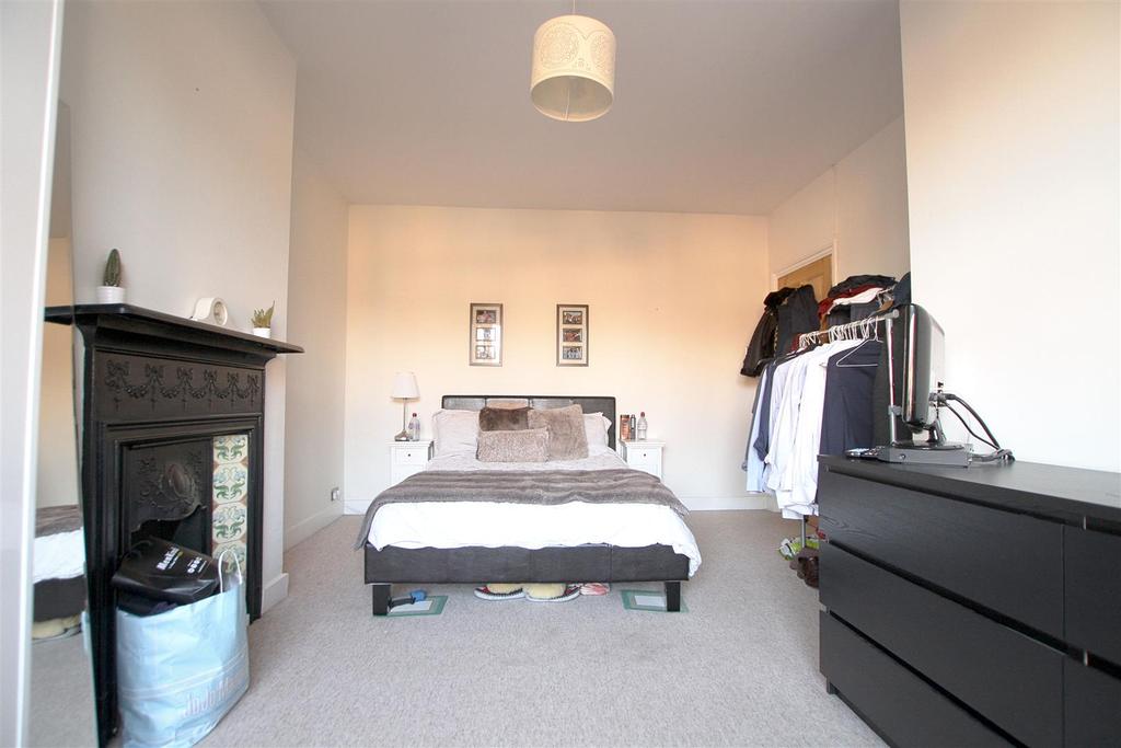 Cowper Road, Hanwell 1 bed flat £1,300 pcm (£300 pw)