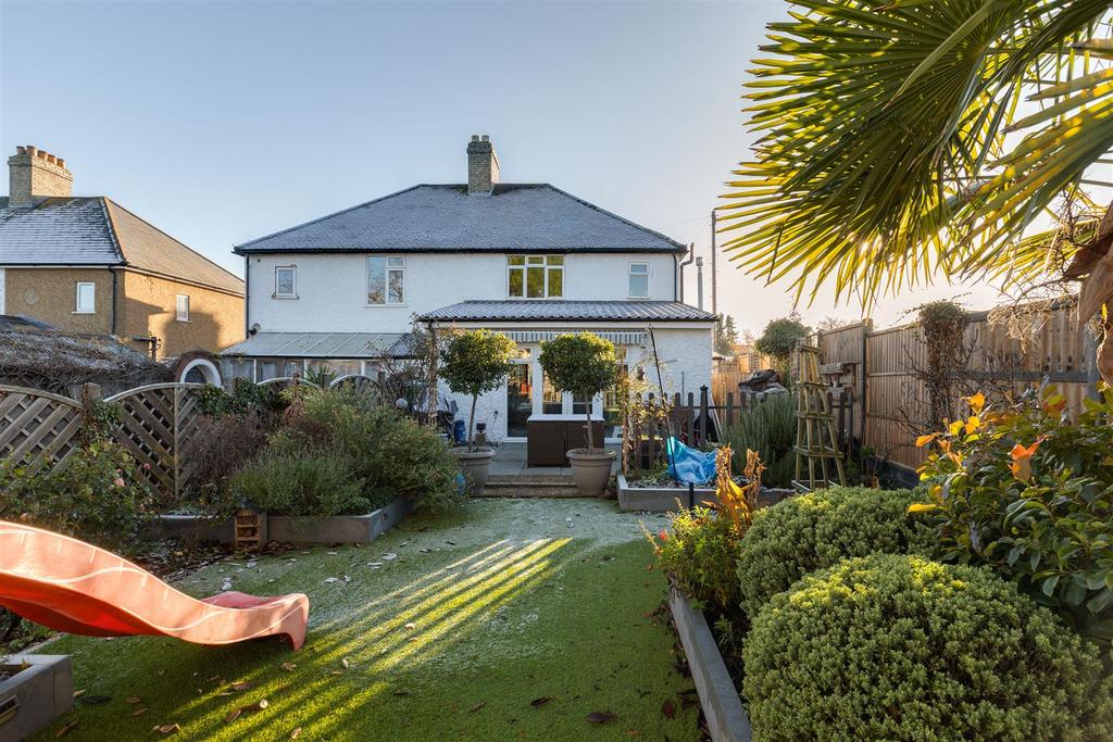 Coppice Mead, Stotfold, SG5 4JY 3 bed semidetached house for sale £