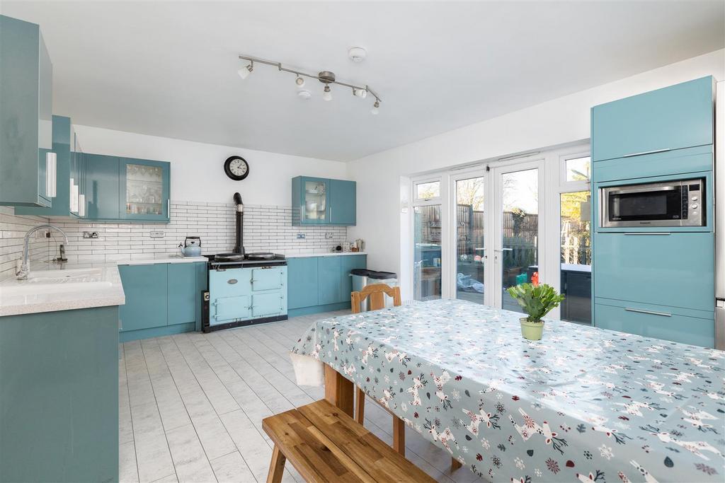 Coppice Mead, Stotfold, SG5 4JY 3 bed semidetached house £439,950