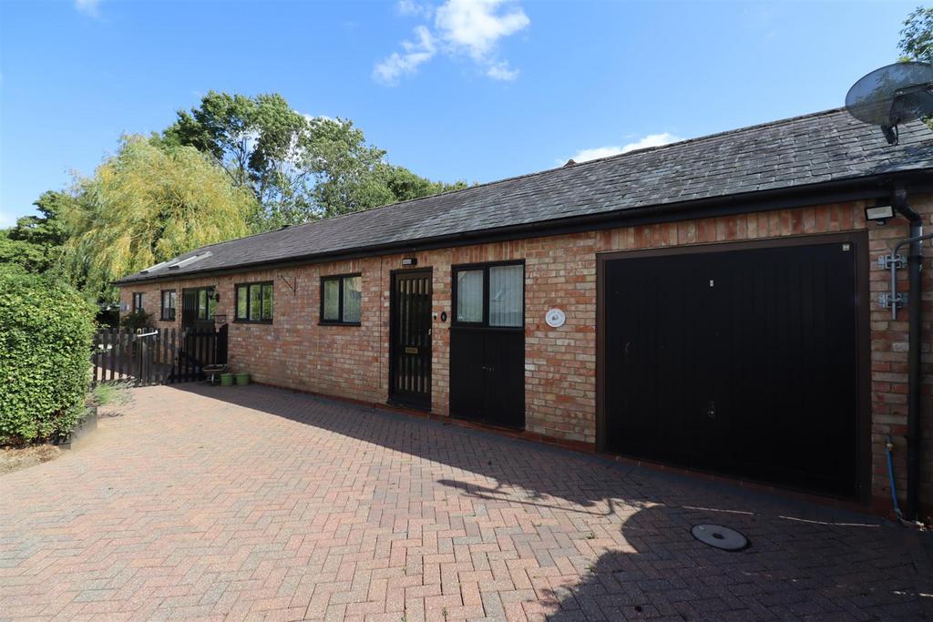 Harpers Lane, Great Linford, Milton Keynes 2 bed detached bungalow £