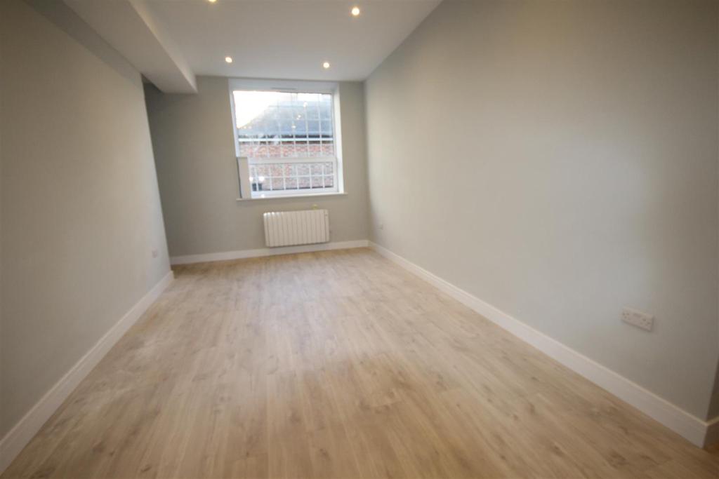 UCKFIELD 1 bed flat £850 pcm (£196 pw)