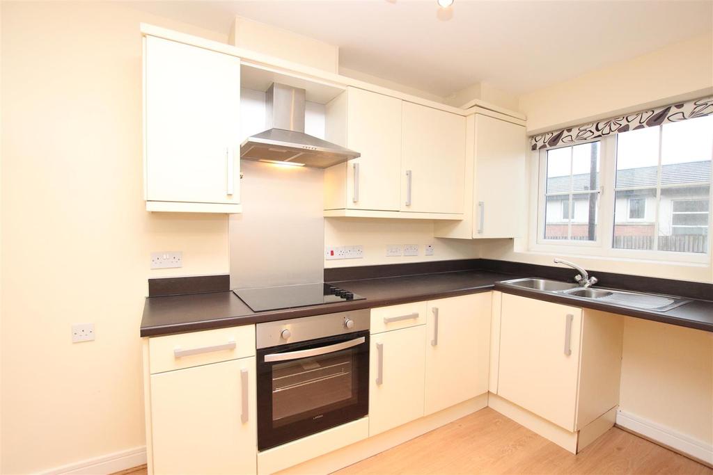 Ainsworth Close Darwen BB3 2UL 3 bed semidetached house £850 pcm (£