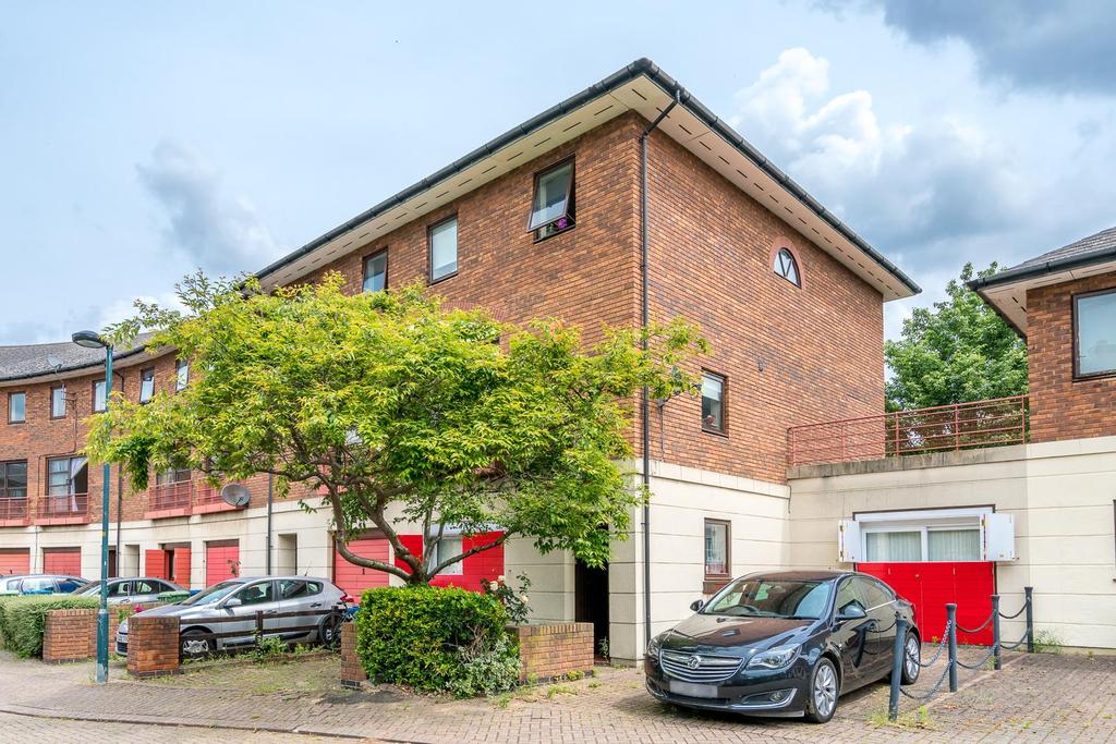 Plover Way, Surrey Quays SE16 House share £950 pcm (£219 pw)