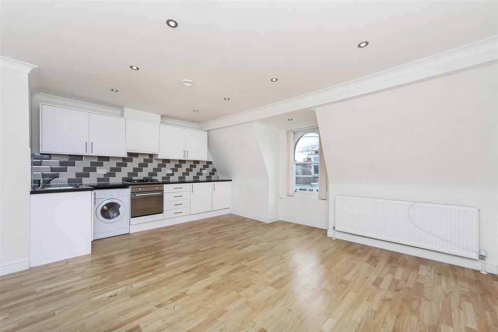 Chertsey Road, Woking, Surrey 1 bed flat £1,000 pcm (£231 pw)