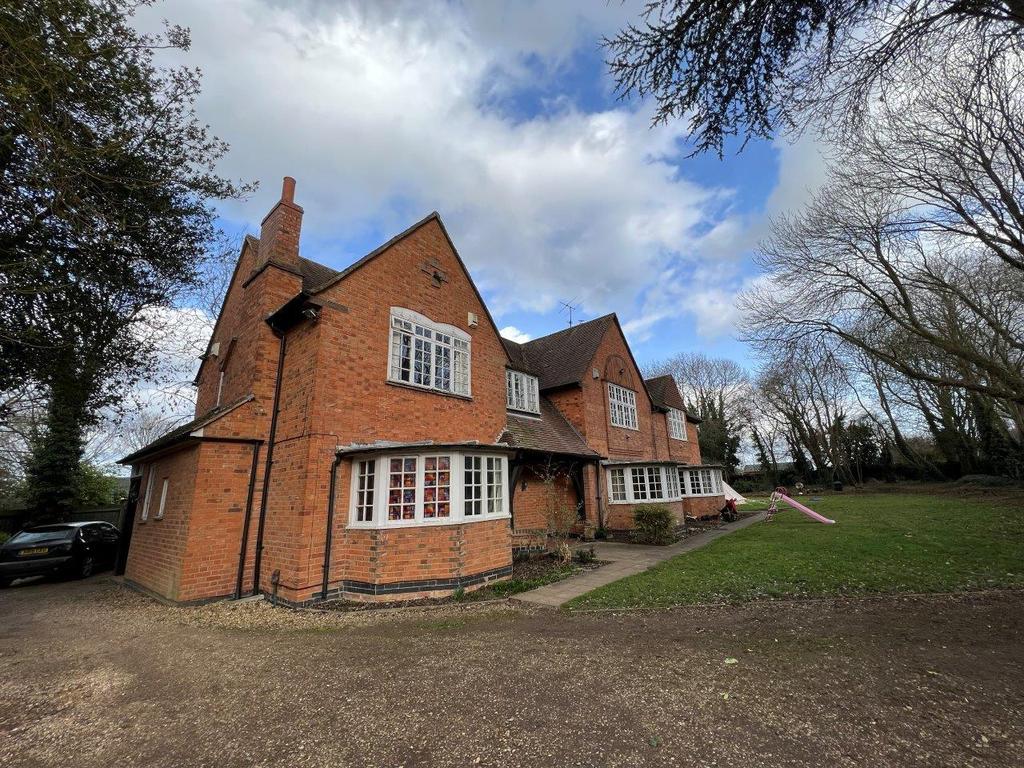 BURTON ROAD, MELTON MOWBRAY 2 bed apartment £795 pcm (£183 pw)