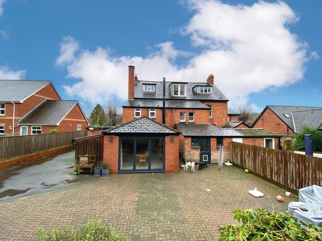 Blundells Avenue, Tiverton, Devon 6 bed semidetached house £725,000