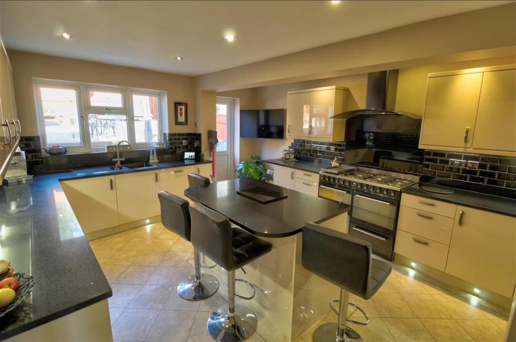Shipton Close, Dudley 4 bed house £1,400 pcm (£323 pw)