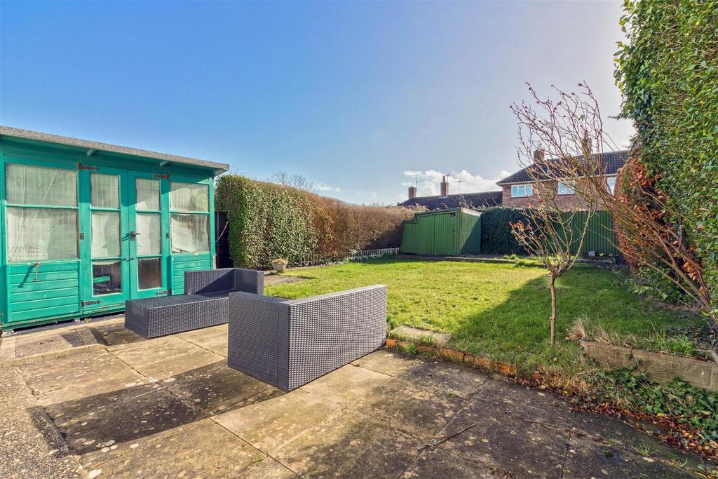 Barrington Road, Worthing 3 bed end of terrace house £1,400 pcm (£323 pw)