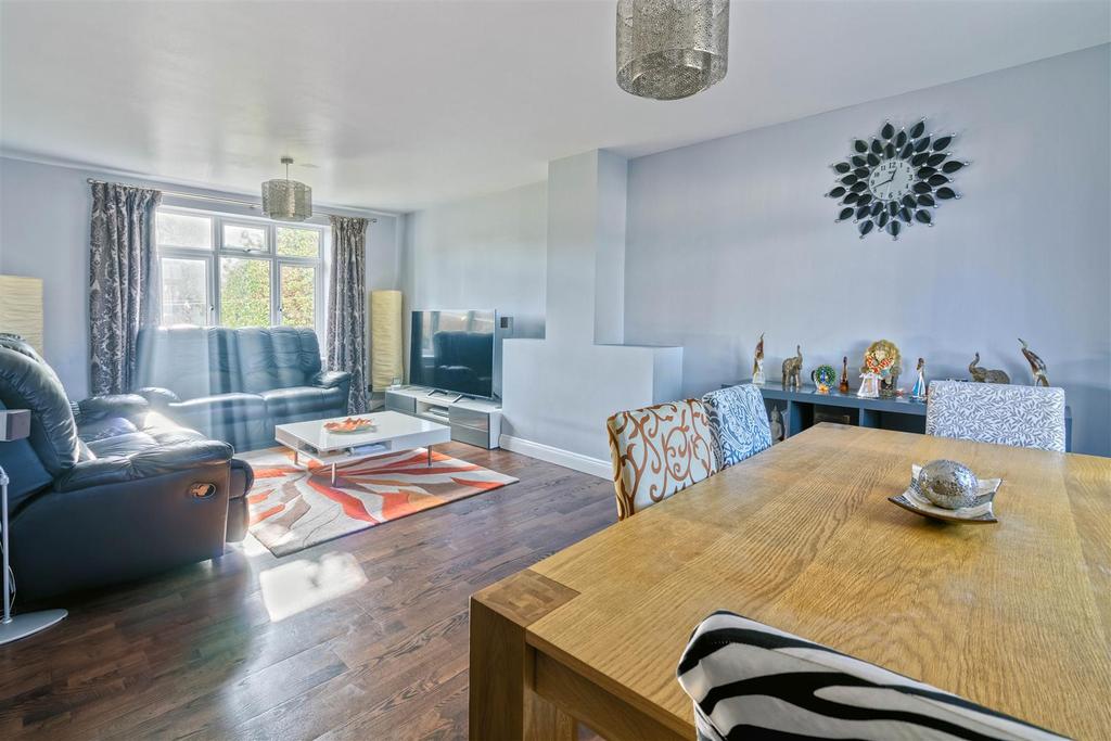 Barrington Road, Worthing 3 bed end of terrace house £1,400 pcm (£323 pw)