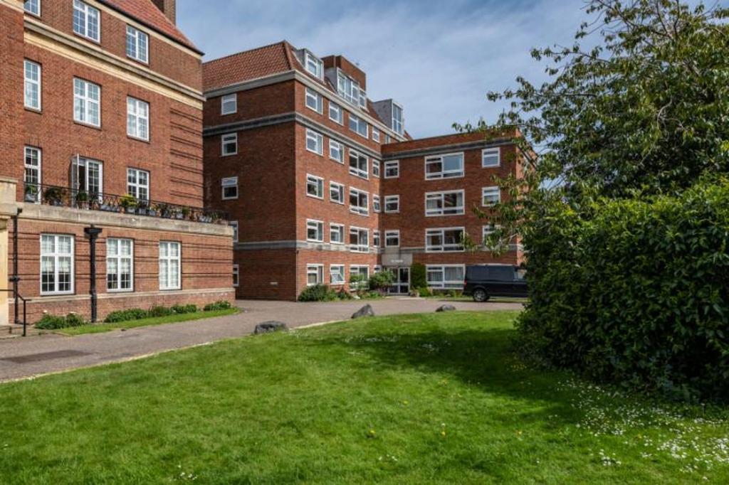 Woodstock Close, Oxford, OX2 2 bed apartment for sale £375,000