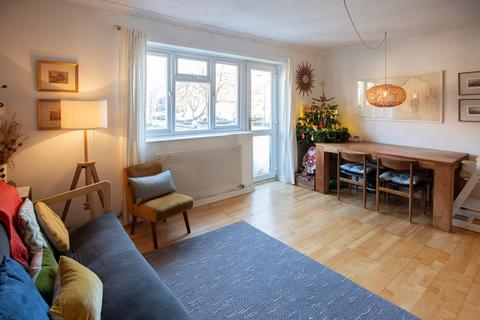 2 bedroom apartment to rent, Conmere Square, Hulme, Manchester. M15 6DE